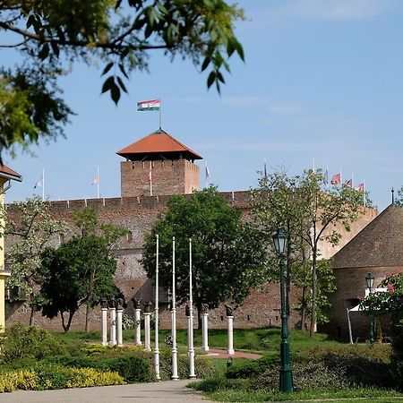 Var-Torony Apartman Gyula Bagian luar foto